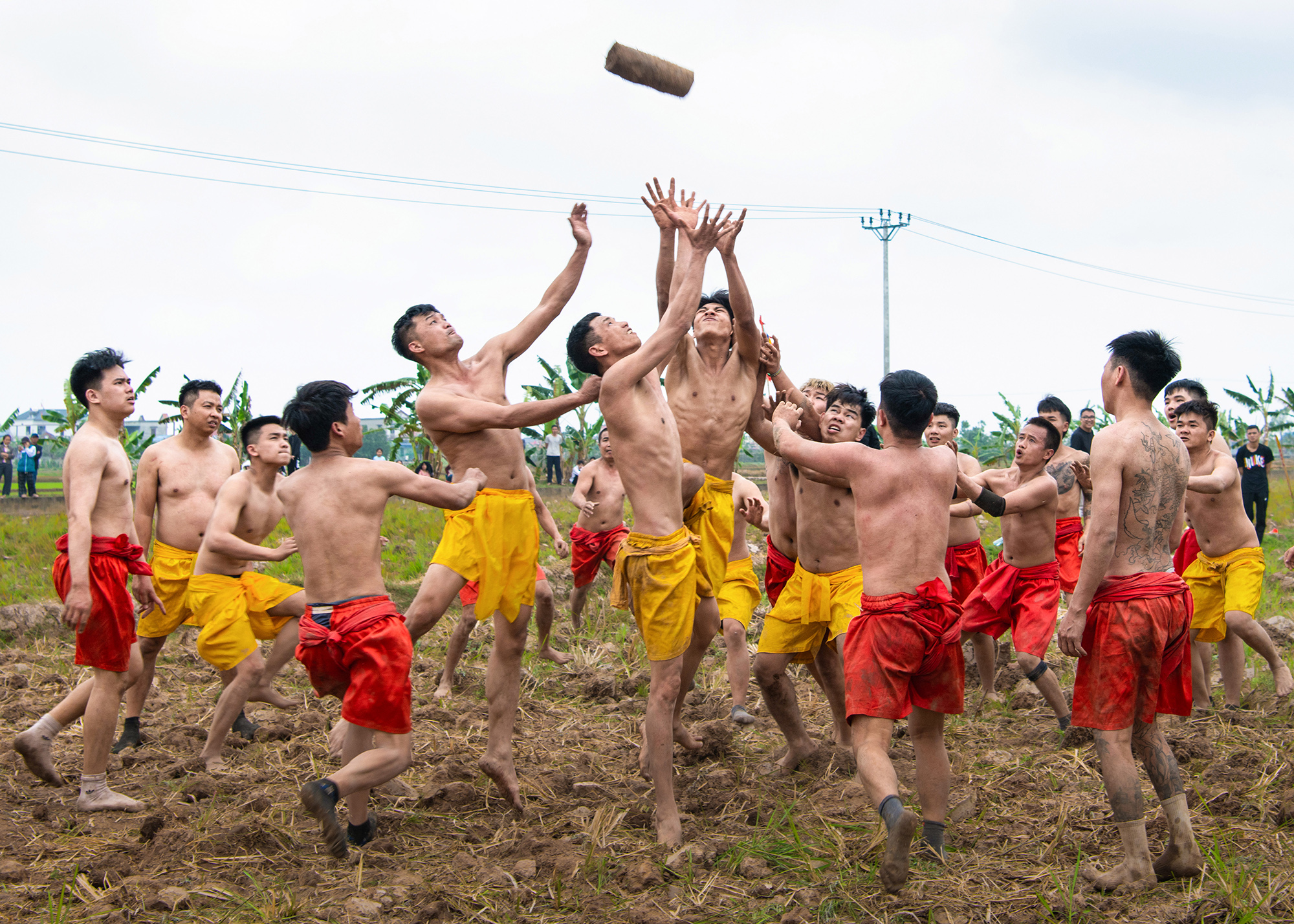 Độc đáo tục cướp trái hội Làng Tuân Lục - Tác phẩm đạt top 50 trong cuộc thi Vietnam Snap by Sony